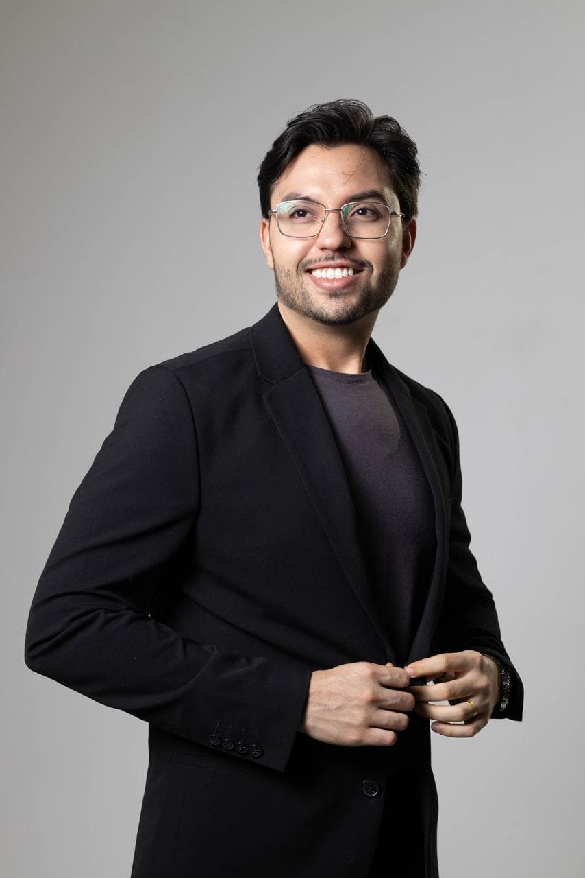 Dr. Gustavo Larama